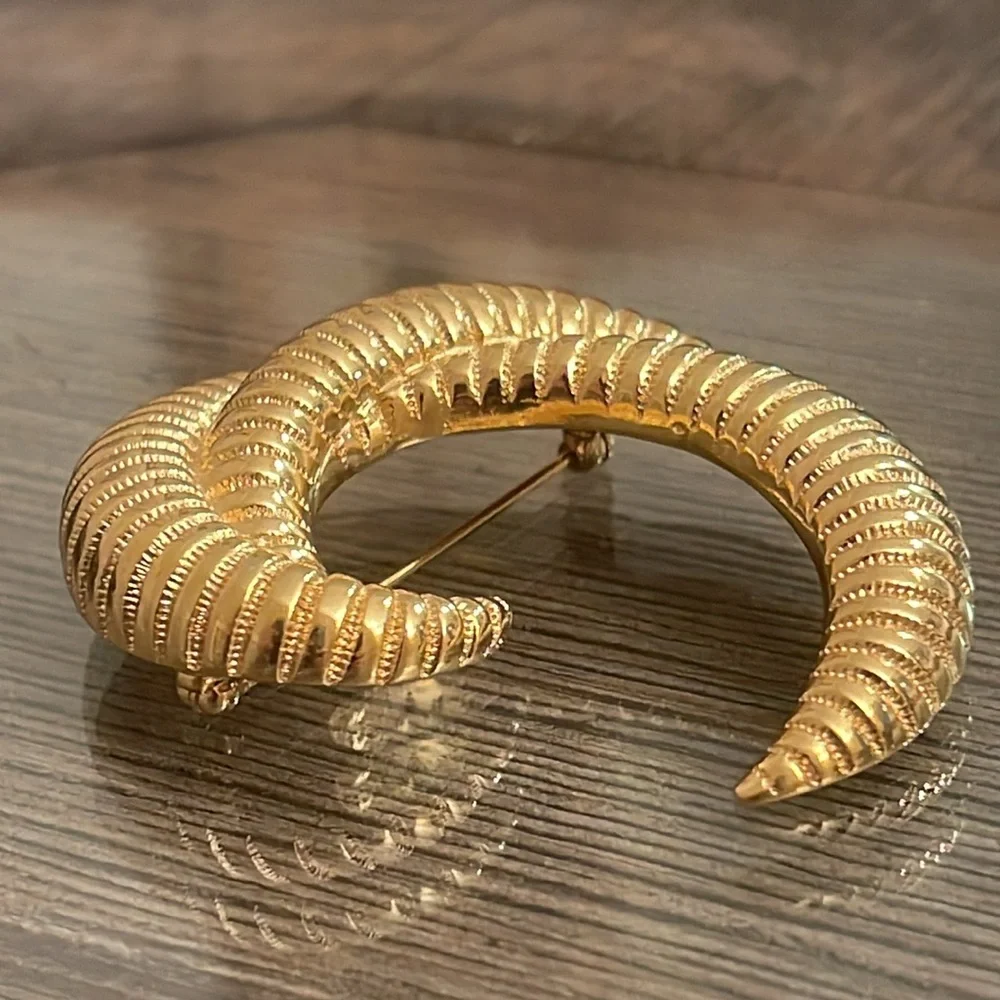 Vintage Monet Gold-tone Ribbed Swirl Brooch - Pin